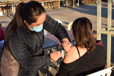 Según la OMS y los estudios publicados, hasta la fecha todas las vacunas aprobadas para su uso de emergencia han demostrado alto grado de efectividad para prevenir las diferentes variantes del COVID-19.