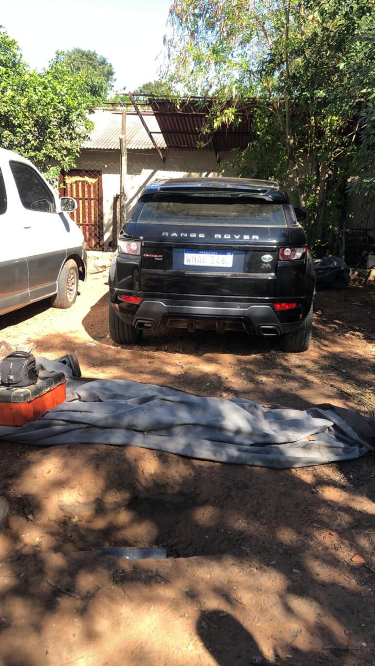 Algunos de los vehículos encontrados en una vivienda, tipo aguantadero, de la ciudad de San Antonio. Los rodados serían robados del brasil y estaban ofreciendo a la venta a través de las redes sociales.