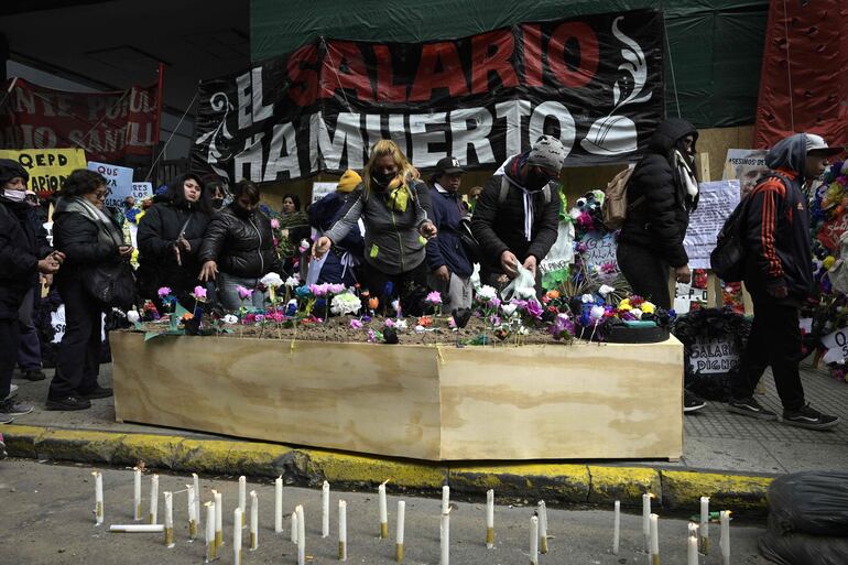 Miembros de organizaciones sociales protestan en Buenos Aires. La alta inflación golpea con fuerza la economía del país. (AFP)