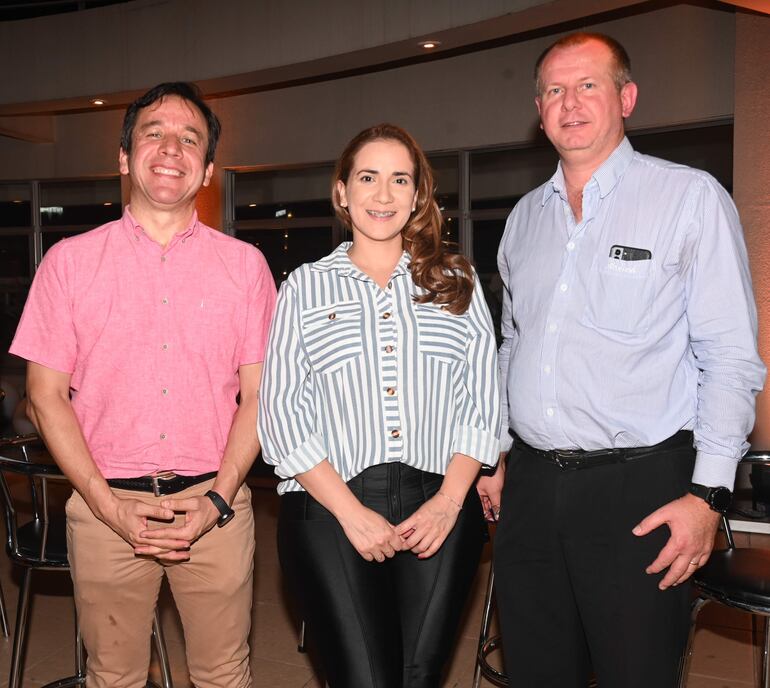 Luis Gómez, Fabiola Imas y César Lansing.