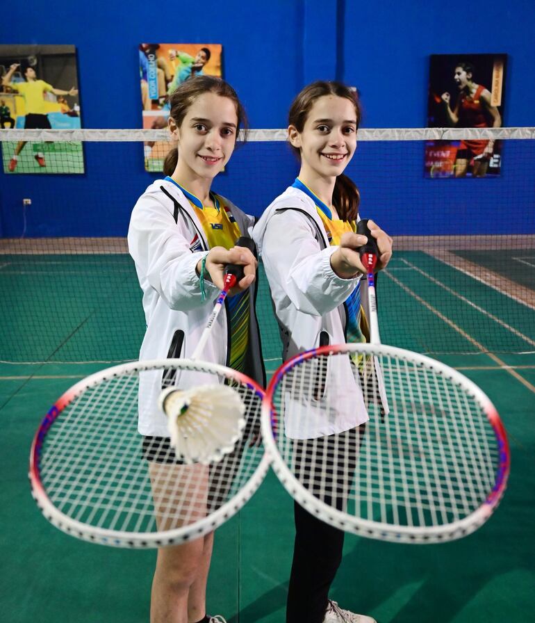 Paula y Sofía Rodas juegan al bádminton.