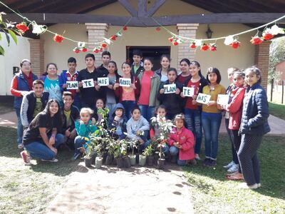 Niños y jóvenes de Santa María de Fe, cultivaron plantas nativas y frutales.