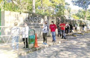 En plena pandemia la ANDE forzó a la ciudadanía a pagar sus facturas tras formar largas colas. Sus autoridades admitieron que sobrefacturaron los recibos en base a promedios.