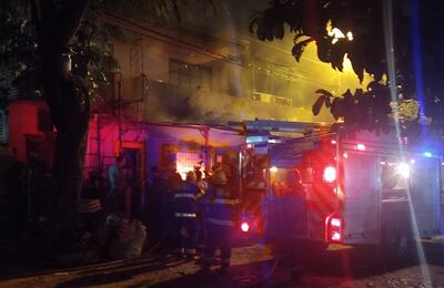 La vivienda de dos plantas fue consumida casi por completo.