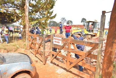 Acceso principal a la propiedad en conflicto entre mineros.