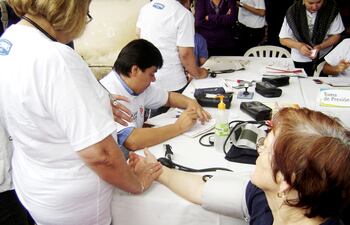 Los hipertensos deben controlarse la presión arterial por lo menos dos veces por semana, señala el Ministerio de Salud al alertar que existe un aumento de consultas por crisis de hipertensión.
