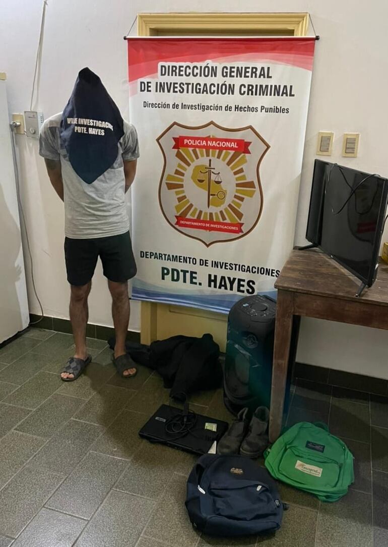 El detenido aparece junto al resto de las evidencias.