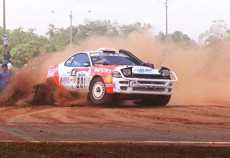 Así subían de la tierra al asfalto José Carlos Grillón e Iván Dumot, con el Toyota Célica ST 185 en el Autódromo Aratirí durante el TCR de 1997..