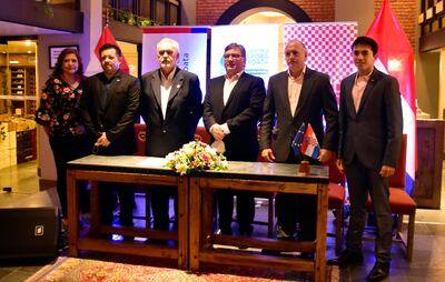 Ana y Hugo Soljancic, Gustavo Glavinich y César Royg, directivos de la Cámara de Comercio Paraguayo-Croata, junto con Mario y Kevin Kriskovich, del Club de Croatas.