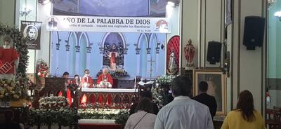 La misa se celebró con una reducida cantidad de fieles.