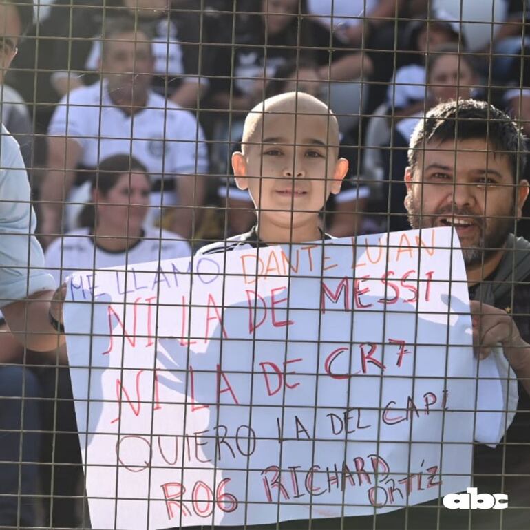 Un niño se acercó hasta el estadio Villa Alegre con la intención de conseguir la camiseta de Richard Ortiz, capitán de Olimpia.