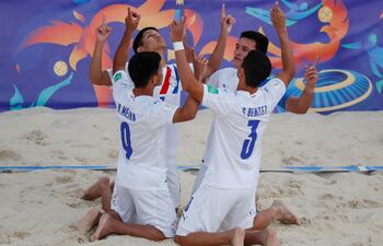Jugadores de Paraguay celebran un gol en la goleada sobre Estados Unidos, ayer, en Moscú.