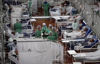Trabajadoras de la salud atienden a pacientes con la Covid-19, en el Hospital Municipal de Campaña Pedro Dell Antonia, el 15 de abril de 2021 en la ciudad de Santo André, en el estado de Sao Paulo (Brasil).