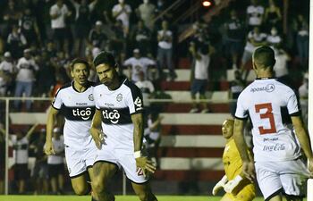 Jorge Recalde, Walter González y Alejandro Silva festejan en gol de la victoria franjeada.