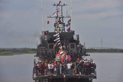 Gran cantidad de personas acompañó la imagen de Virgen María Auxiliadora, por el río Paraguay.
