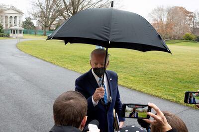 El presidente de Estados Unidos, Joe Biden, dialoga con periodistas acreditados en la Casa Blanca.