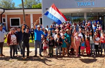 Pobladores de la compañía Ñu Pyahu, Núcleo 1, de Tavaí, en manifestación.