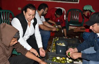 La intendenta Cristina Ayala (ANR) de San Ignacio acompañada por jóvenes preparan los candiles de apepu para el Viernes Santo en Tañarandy.