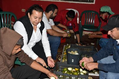 La intendenta Cristina Ayala (ANR) de San Ignacio acompañada por jóvenes preparan los candiles de apepu para el Viernes Santo en Tañarandy.