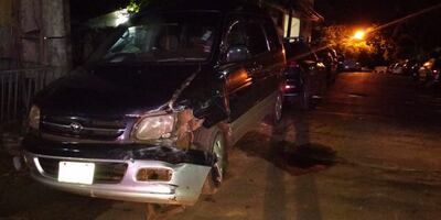 El vehículo de la víctima terminó impactando contra un Kombi estacionado.