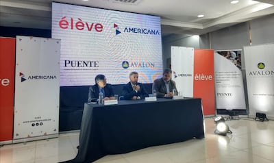 Directivos de la Universidad Americana, Éleve, y Casas de Bolsa durante el anuncio de la emisión