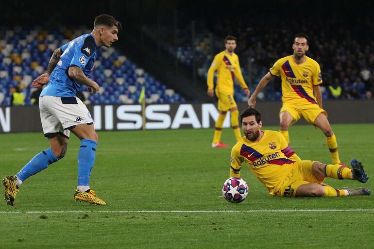Naples (Italy), 25/02/2020.- Napoli's Giovanni Di Lorenzo (L) and Barcelona's Lionel Messi in action during the UEFA Champions League round of 16 first leg soccer match between SSC Napoli vs FC Barcelona at the San Paolo stadium in Naples, Italy, 25 February 2020. (Liga de Campeones, Italia, Nápoles) EFE/EPA/CESARE ABBATE
