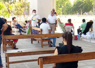 Jóvenes acompañan a los familiares de los pacientes internados por covid-19 con una actividad denominada “Arte-Sanarnos”, que reúne a diferentes actores de la sociedad por la salud de todos.
