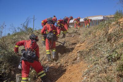 Fotografía cedida por la Unidad Militar de Emergencia de España (UME) de miembros de su equipo trabajando en la contención de un incendio forestal en la comuna de Hualqui, Los Cortijos, en Concepción, Chile.
