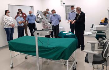 Reinald Duerksen, explicando sobre los equipos en el quirófano.