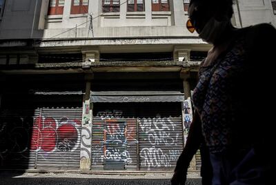 Varios locales comerciales cerrados tras la crisis por la pandemia, en Río de Janeiro (Brasil).