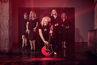 El guitarrista Brian May junto a las integrantes del cuarteto WOMAN.