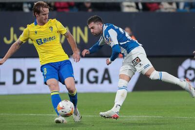 El centrocampista del RCD Espanyol Adrián Embarba (d) lucha por el balón con el centrocampista del Cádiz CF Álex Fernández (i), durante el partido de la jornada 21 de Liga que enfrenta al Cádiz CF y el RCD Espanyol este martes en el Estadio Nuevo Mirandilla.