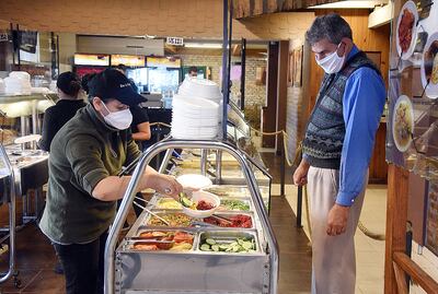 Negocios gastronómicos readecuaron sus instalaciones para ofrecer sus alimentos de forma segura, minimizando las posibilidades de contacto entre las personas.