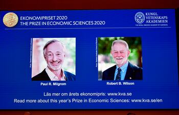 Los economistas estadounidenses Paul R. Milgrom (L) y Robert B. Wilson (R) reciben el Premio Sveriges Riksbank en Ciencias Económicas en Memoria de Alfred Nobel para 2020 presentado en una conferencia de prensa en Estocolmo, Suecia, el 12 de octubre de 2020.