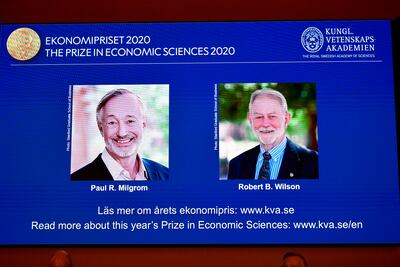 Los economistas estadounidenses Paul R. Milgrom (L) y Robert B. Wilson (R) reciben el Premio Sveriges Riksbank en Ciencias Económicas en Memoria de Alfred Nobel para 2020 presentado en una conferencia de prensa en Estocolmo, Suecia, el 12 de octubre de 2020.