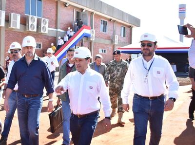 El presidente de la República, Mario Abdo Benítez junto al presidente de la ANDE, Félix Sosa y al director de Gestión Regional, Gustavo Encina en un reciente recorrido.