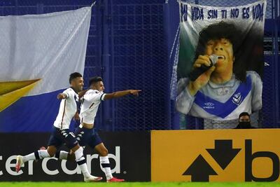 Thiago Ezequiel Almada (d), volante de Vélez Sarsfield, celebra hoy con sus compañeros tras anotar contra LDU Quito, durante un partido por el grupo G de la Copa Libertadores, en el estadio José Amalfitani en Buenos Aires (Argentina)