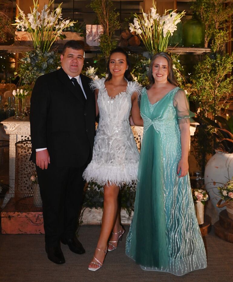 La quinceañera junto a sus padres Andrés Motta y Margarita Sánchez.