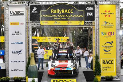 El piloto Sébastien Ogier y su copiloto Benjamin Veillas del equipo Toyota Gazoo Racing, celebrando en el podio tras haber ganado en el rally español.