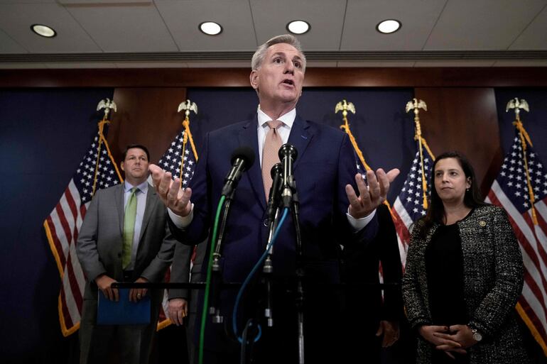 El líder de la Cárama de Representantes de Estados Unidos, Kevin McCarthy (c) durante una conferencia en el Capitolio. (AFP)