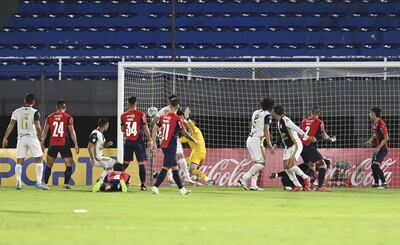 El primer gol. Elvio Vera conecta el balón impulsado por Nery Bareiro para superar la resistencia del brasileño Jean Fernandes.