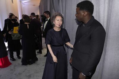 Los ganadores Youn Yuh-jung y Daniel Kaluuya conversan en el backstage de la ceremonia.