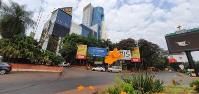 Con el paso fronterizo todavía bloqueado para los turistas de compra, Ciudad del Este se sigue viendo vacía y con poca circulación.