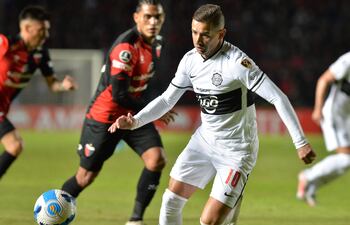 Derlis Alberto González dejó fuera de acción a Rafael Delgado para asistir a Hugo Lorenzo Quintana, autor del gol franjeado en el “Cementerio de los elefantes”, en Santa Fe. EFE