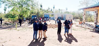 Una de las primeras movilizaciones que llevaba a cabo la policía y fiscalía, frente a la casa en Monte Pacarã, para buscar a la niña.