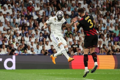 El balón cubre el rostro de Karim Benzema ante la presencia de Ruben Dias, durante el partido de ida entre Real Madrid y Manchester City finalizó empatado 1-1.