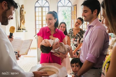 Emotiva postal del momento del bautismo de Juan-Bautista, hijo de Coral Ruiz y Javier Llano.