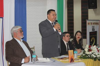 Momentos en que el sacerdote salesiano, Arnaldo Andrés Benítez Guillén, presenta su libro "El ser humano es capaz de conocer a Dios".