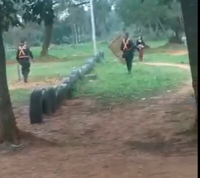 Momento en que la policía iba en busca de Vanesa`i, para detenerla. (captura de pantalla)..