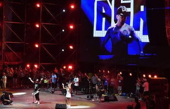 La aparición de “Pablito” Lescano, con su grupo Damas Gratis, desató el delirio de la multitud, que acompañó cantando a gritos todas las cumbias de su repertorio.